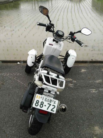 バンクした状態で、真後ろから。