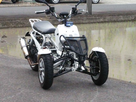 フロント２輪で、グリップの良い安定した走りができます。