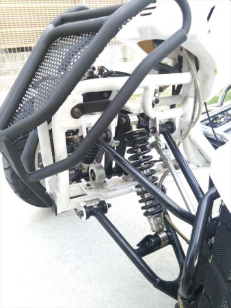 フロントグリル内に収められています。