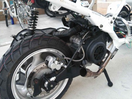 マフラーを外したところです。