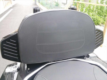 背もたれは、スピーカの設置が可能