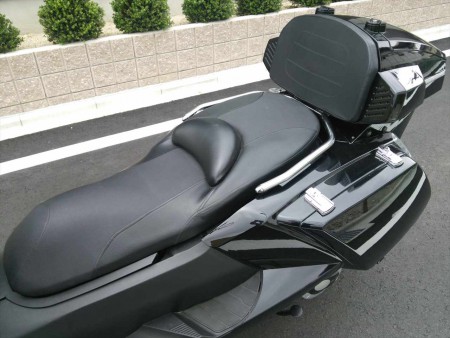 タンデムに背もたれがあり、ゆったり乗車できます。