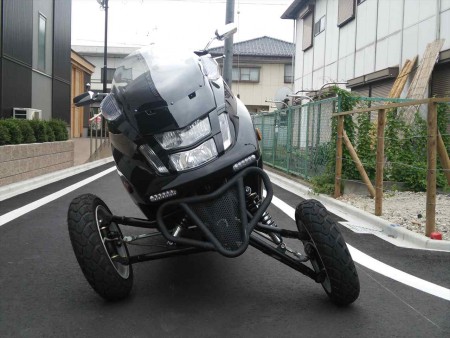 手を離しても倒れることはありません